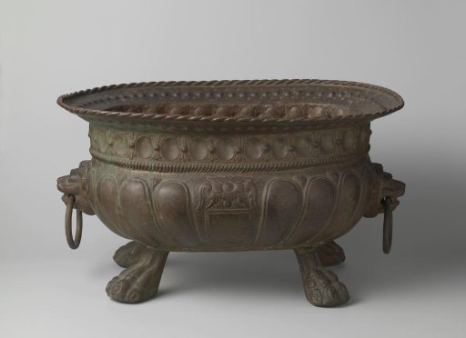 Cooling vessel with a blank coat of arms on the long sides surrounded by four gadroons