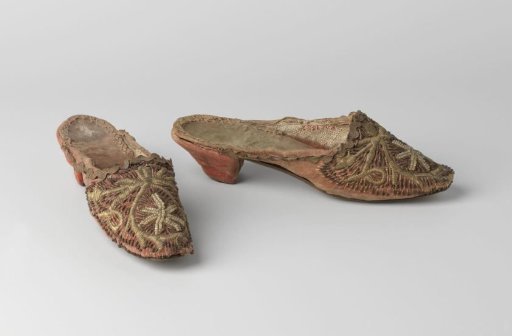 Ladies' slipper with a high heel of pink velvet, decorated with gold thread and mother-of-pearl beads