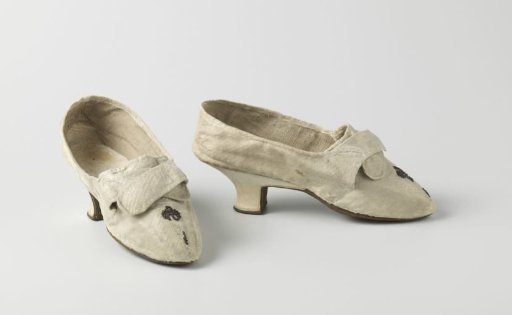 Lady's shoe of cream-colored knotted silk, decorated on the toe with silver spangles and cannetille