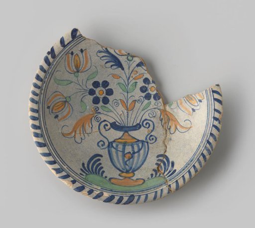Plate fragment of reddish-fired earthenware, with footring, with a painting in blue, green and orange of a vase with flowers, and blue stripes on the rim of the plate