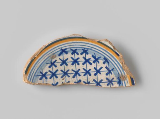Plate fragment of reddish-fired earthenware, with footring, with a painting on the flat surface of a diamond pattern with crosses in blue, and circles around it in blue and orange
