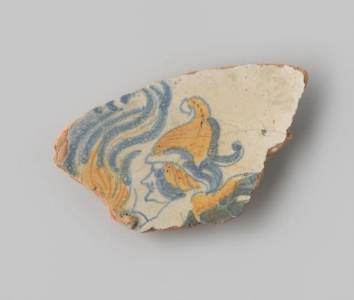 Plate fragment of red-fired earthenware, glazed white, with a painting in blue, yellow and orange of a person with a cap in profile, with possibly a flame next to them