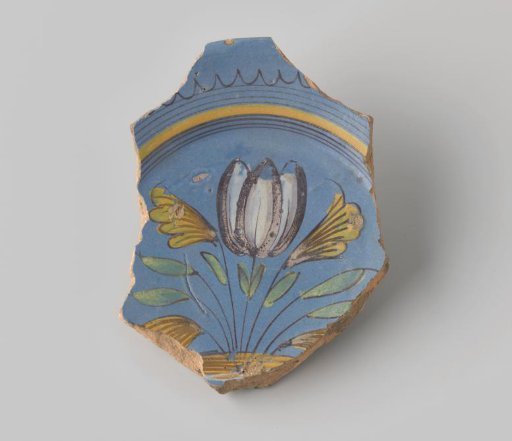 Fragment of reddish-fired earthenware, with a foot ring, glazed blue on the front, with a bouquet of flowers in yellow, white, blue, green and orange, stripes around it and a wavy rim