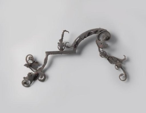 Ornament with acanthus leaves