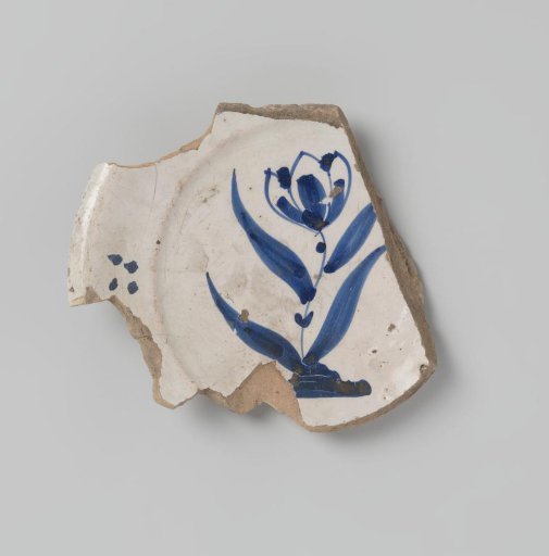 Sherd of earthenware with a drawing of a tulip, in underglaze blue