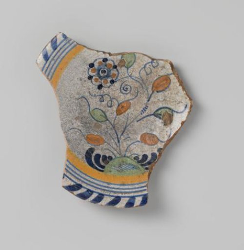 Sherd of earthenware with a polychrome drawing of flowers and a decorative border