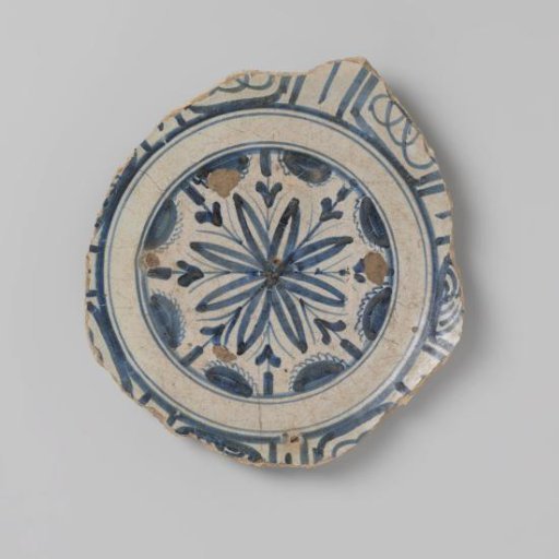 Sherd of earthenware with a drawing of a floral motif, in underglaze blue