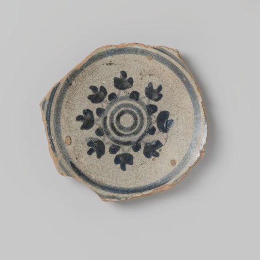Sherd of earthenware with a drawing of a stylized flower in blue