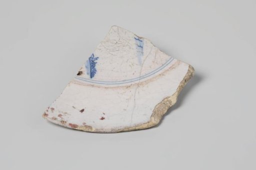 Sherd of a plate of earthenware with white tin glaze on the underside and white tin glaze on the upper side and a winged animal in blue, damaged