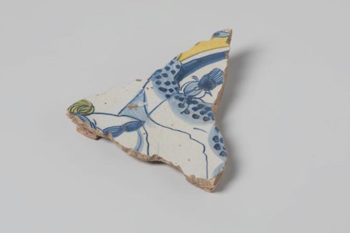 Sherd of a plate with a foot of earthenware, with lead glaze on the underside and tin glaze on the upper side with a portrait in blue and yellow, damaged