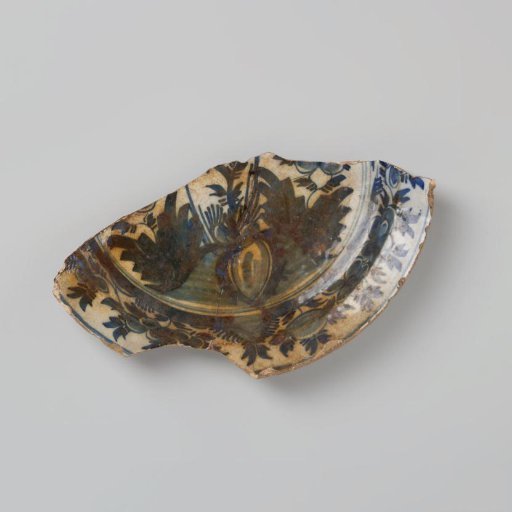 Plate shard of earthenware, glazed white on the top and bottom sides, with a blue floral design on the top side, damaged