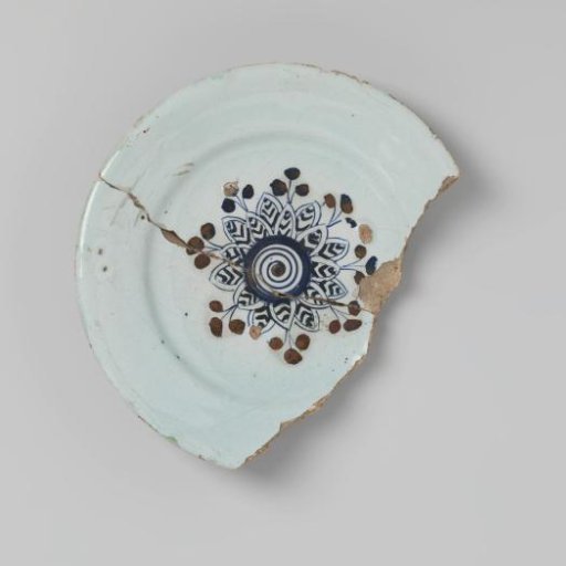Plate shard of earthenware, glazed white on the top side and lead-glazed on the bottom side, with a blue star design on the top side, damaged