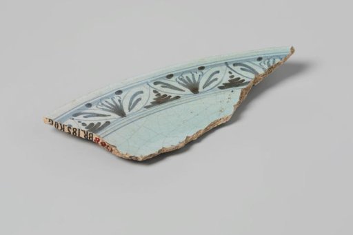 Plate shard of earthenware, lead-glazed on the bottom side and white-glazed on the top side, with a blue design of a farmhouse in a landscape, damaged