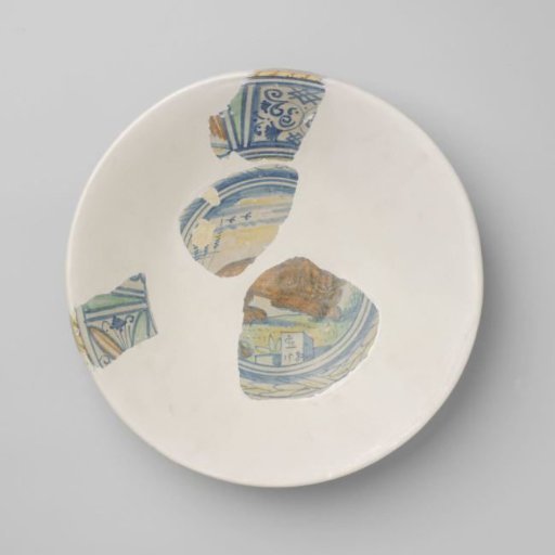 Earthenware plate decorated with a lion in colors