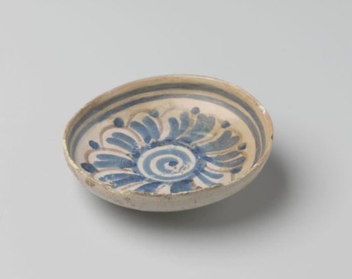 Earthenware dish decorated with geometric ornaments