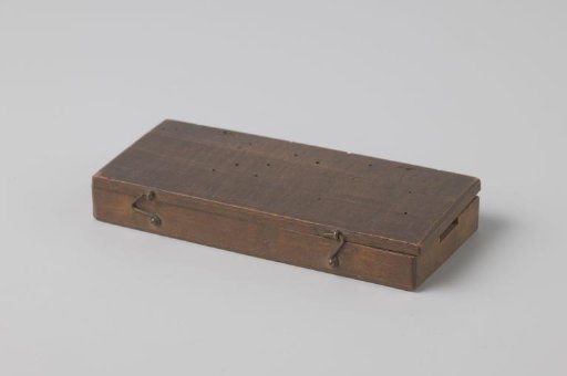 Coin weight box with coin weights and balance