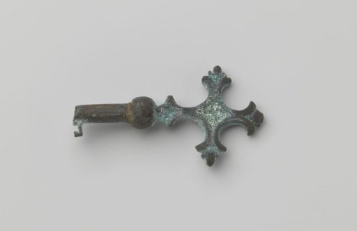 Pipe key with a stylized cross-shaped handle
