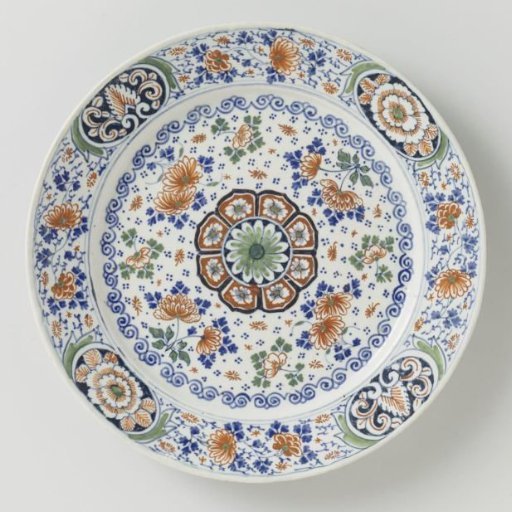 Plate with flower decorations and straw flowers.