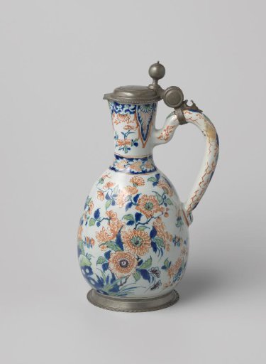 Pitcher of earthenware with tin lid and foot