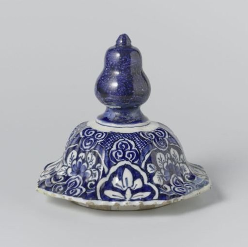 Lid, octagonal vaulted, with knob and with blue-and-white decoration with leaves and flowers