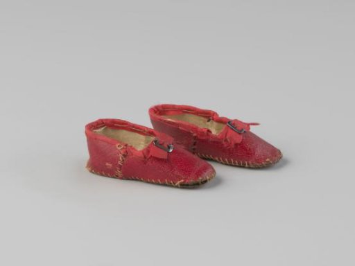 Pair of shoes, red, with silk bows and buckle