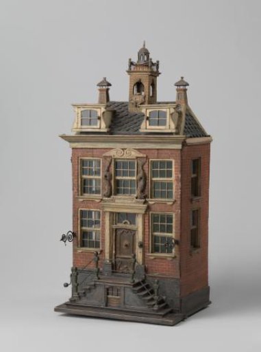 Model of a house with two stories and a stoop