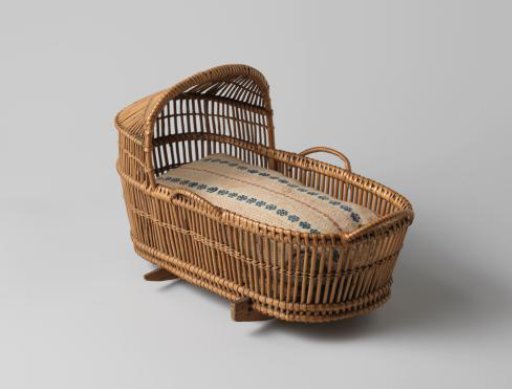 Cradle in the shape of a basket, with mattress