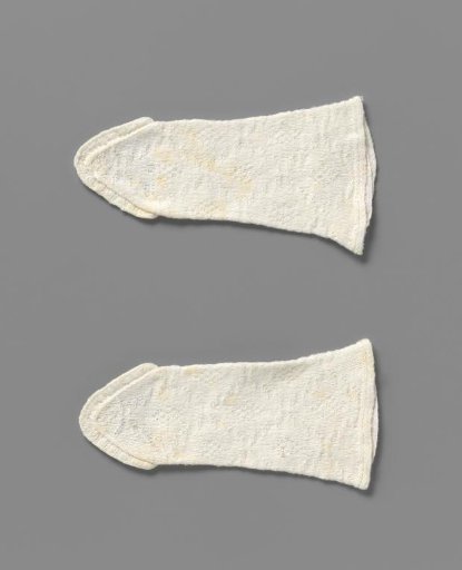Mittens of white knitted cotton