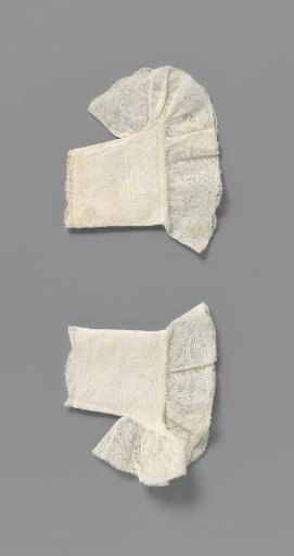 Mitten of white linen Binche lace with lining