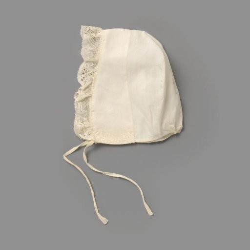 Children's cap of white linen (?) edged with lace