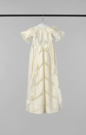 Children's dress with short sleeves and hem with smocking of white cotton, front with diagonal inserts of lace and English embroidery and with smocking, and trimmed with ruche and lace.