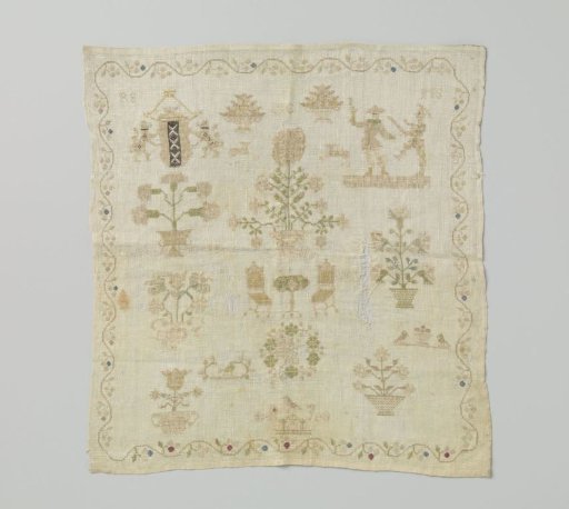 Christening cloth with embroidery. The embroidery features a scene from the Commedia dell'arte and an Amsterdam coat of arms in the upper right. All corners have different embroidery.
