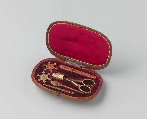 Sewing set of gold, in a wooden case