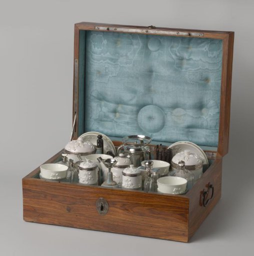 Travel case of rosewood with porcelain