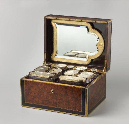 Travel case with the monogram of Queen Emma