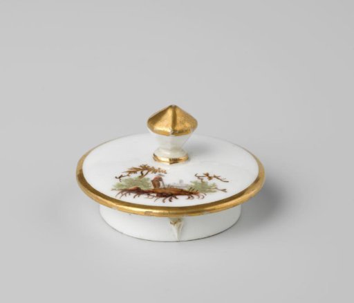 Lid of a teapot, painted with a landscape with houses