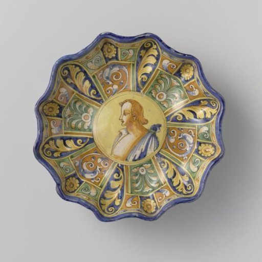 Dish of polychrome painted majolica