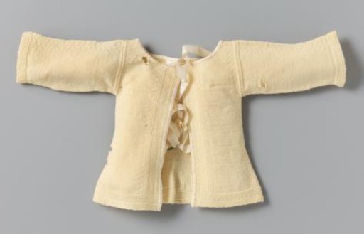 Knitted shirt or waistcoat with long sleeves of white wool, with edges featuring an ornamental pattern, white silk ribbons, and trimmed with white satin ribbon