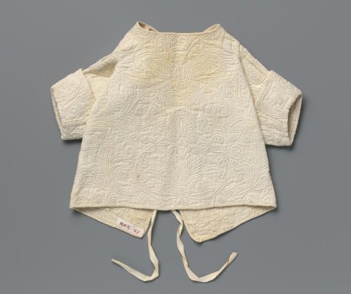 Unlined children's jacket with sleeve with wide turnback and three pairs of ribbon ties of white cotton, decorated with Zaan embroidery with floral motifs