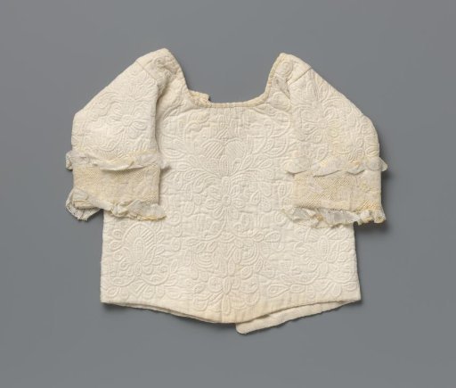 Child's jacket or jacket of white cotton with Zaan embroidery, trimmed at the bottom of the sleeve with a wide border of lace and lace ruffle; lining of white linen