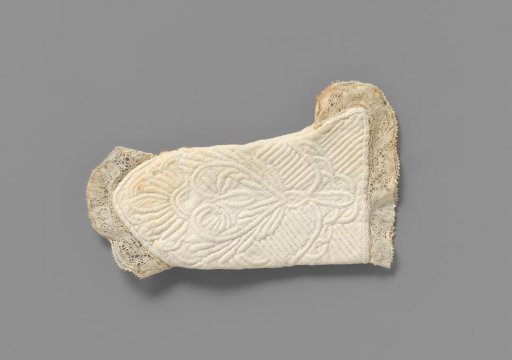 Mitten of white cotton with Zaan embroidery
