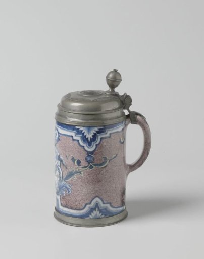 Beer mug with lid