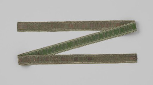 Garter of green taffeta decorated with embroidery; with the text 'NIETS DAN DE DOODT DIE U KAN SCHEIDEN. BRENGT UW TWEE HARTEN DAN TOT EEN'