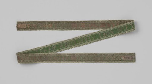 Garter of green taffeta, embroidered with silver; with the text 'O HUW'LYKSBANDT UW ZOET VERBLEIDEN MAAKT ALLES ONDER U GEMEEN'