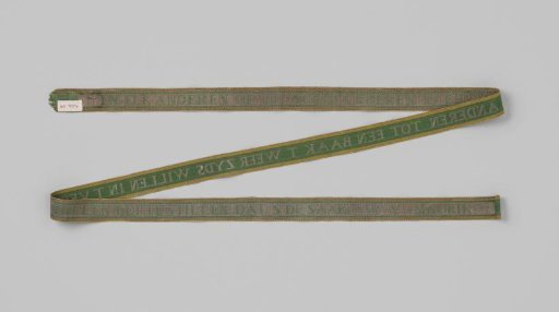 Garter of green silk interwoven with silver thread. The inscription 'EN ELKANDEREN OP TE SCHRANDEREN D EEN DEN ANDEREN TOT EEN BAAK T WEERZYDS WILLEN IN T VERSCHILLEN BEI TE STILLEN DAT S DE SAAK' can be read along the length