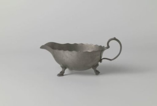 Sauce bowl with carved rim