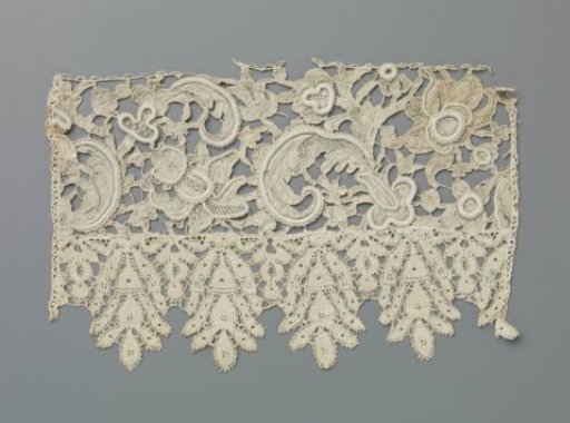 Cuff of needle lace with hanging points of bobbin lace