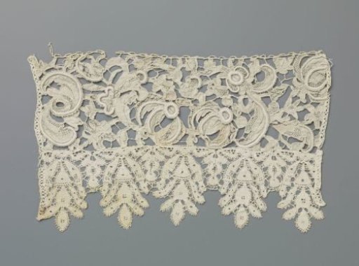 Cuff of needle lace with hanging points of bobbin lace