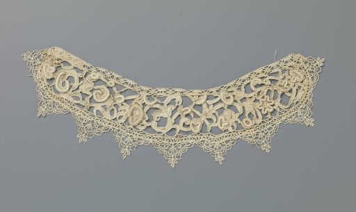 Collar of needle lace and bobbin lace with floral scrolls and nine pointed shells