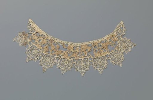 Collar of needle lace with floral scrolls and pointed shells